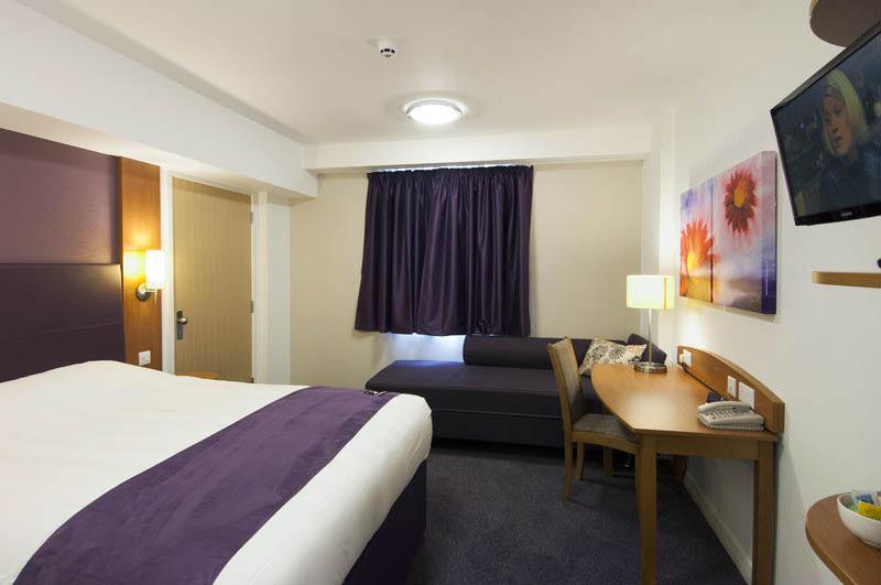 Premier Inn Stroud エクステリア 写真